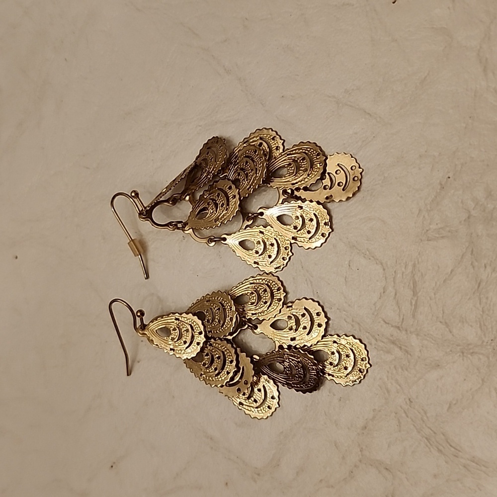 Earrings gold tone
